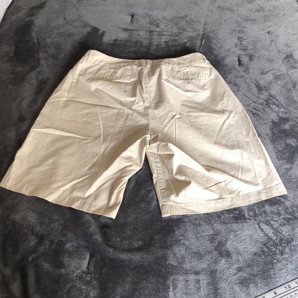 Women’s size 12 dockers ideal fit striped shorts - Picture 10 of 11